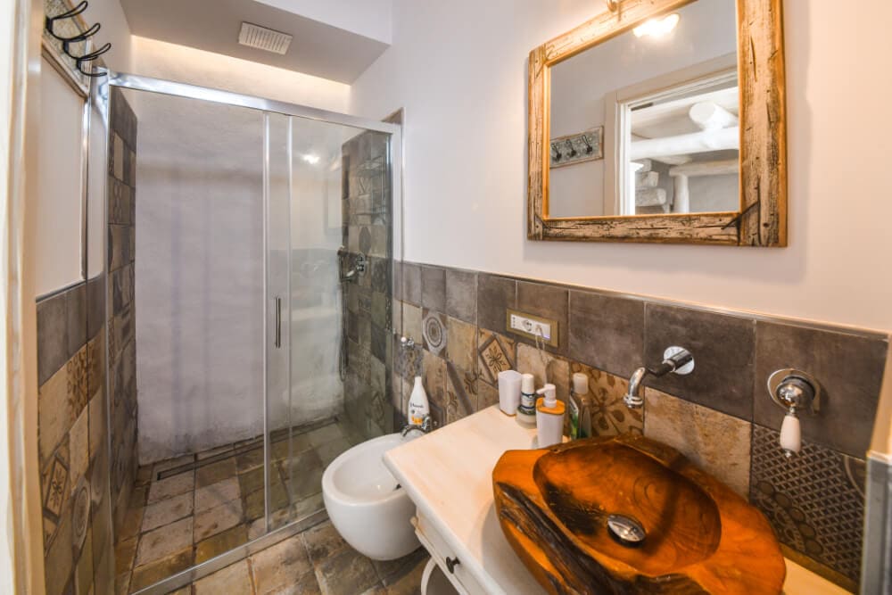 Lavandino con doccia monolocale vasca con idromassaggio